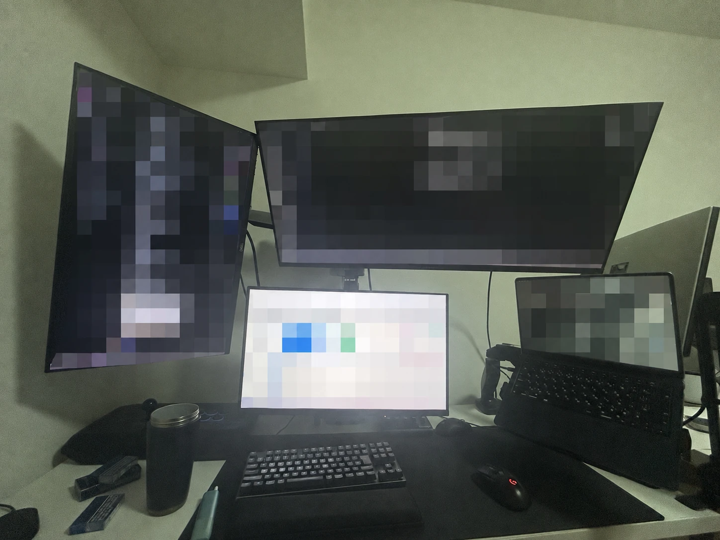 画面内の情報を非表示にした作業環境の紹介画像